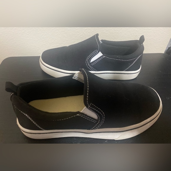 💰2/$10 Used kids black slip on shoes- wonder nation size 2 - Picture 2 of 10